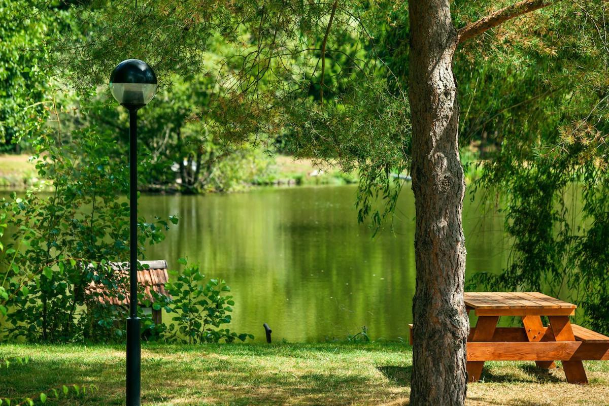 Les Etangs Du Moulin D'Harcy Hotel Lonny Eksteriør billede